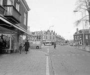 858392 Gezicht op de kruising van de Poortstraat en de Bollenhofsestraat te Utrecht, met links de hoek met de Griftstraat.